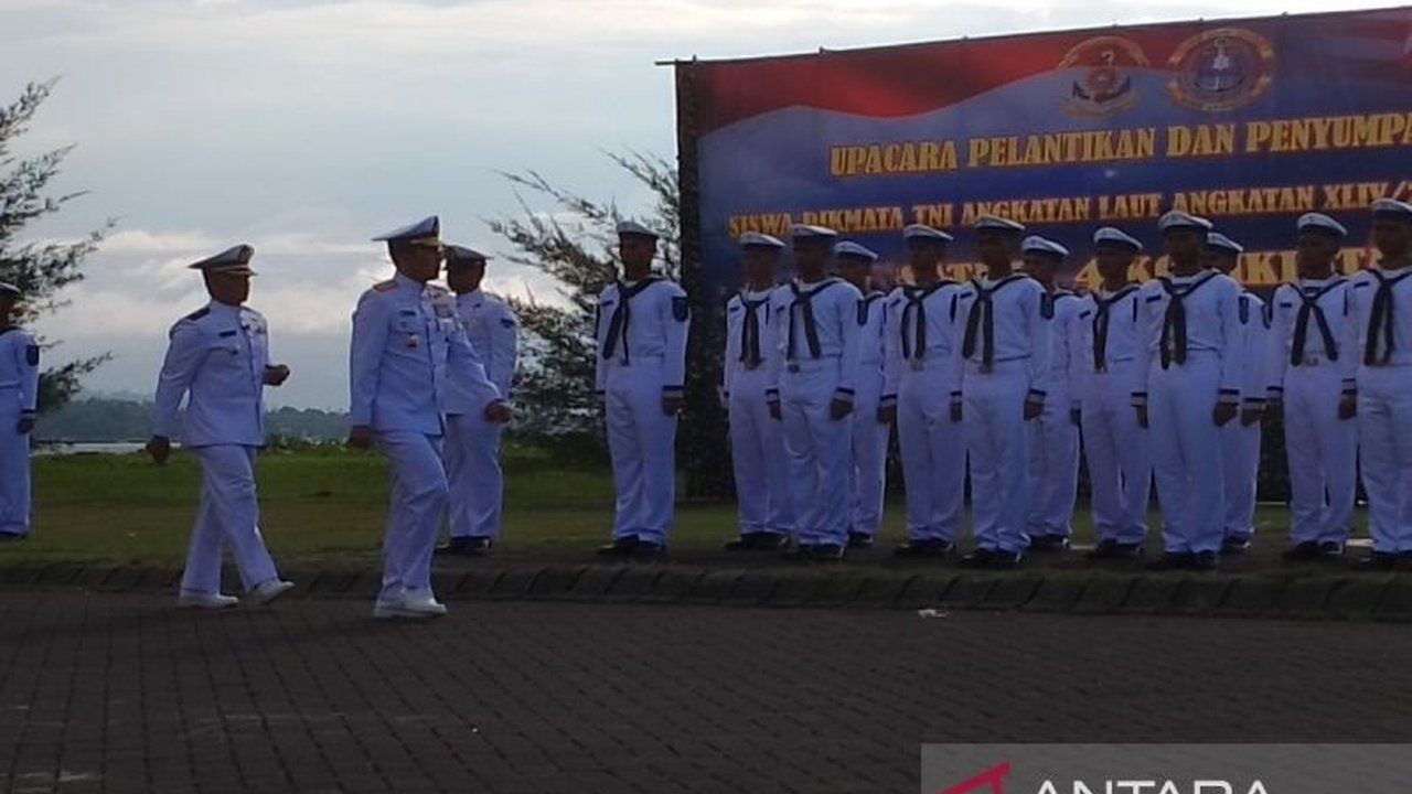 Sebanyak 100 siswa Dikmata TNI AL angkatan XLIV gelombang dua TA 2024 Satdik 4 Kodiklatal resmi dilantik menjadi prajurit Tamtama TNI AL di Manado, Sulawesi Utara.