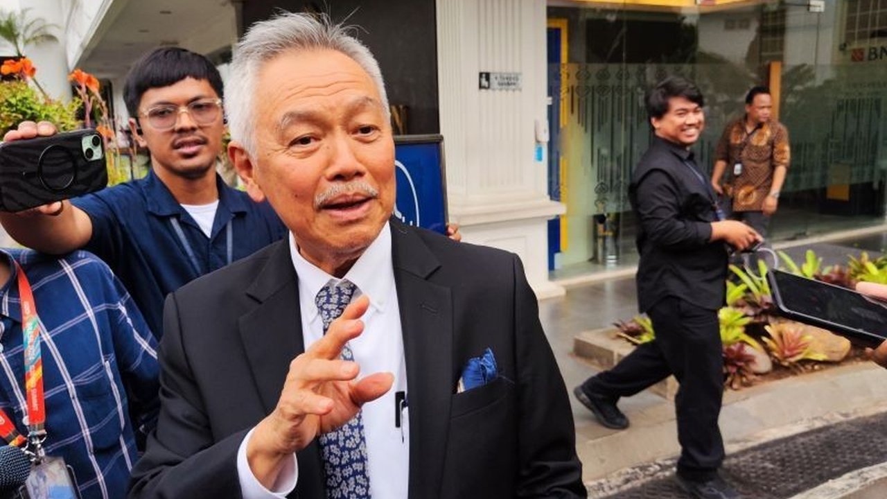 Pengusaha Tomy Winata mendiskusikan pentingnya penciptaan lapangan kerja dan peran Danantara dalam mengurangi PHK dengan Presiden Prabowo Subianto.