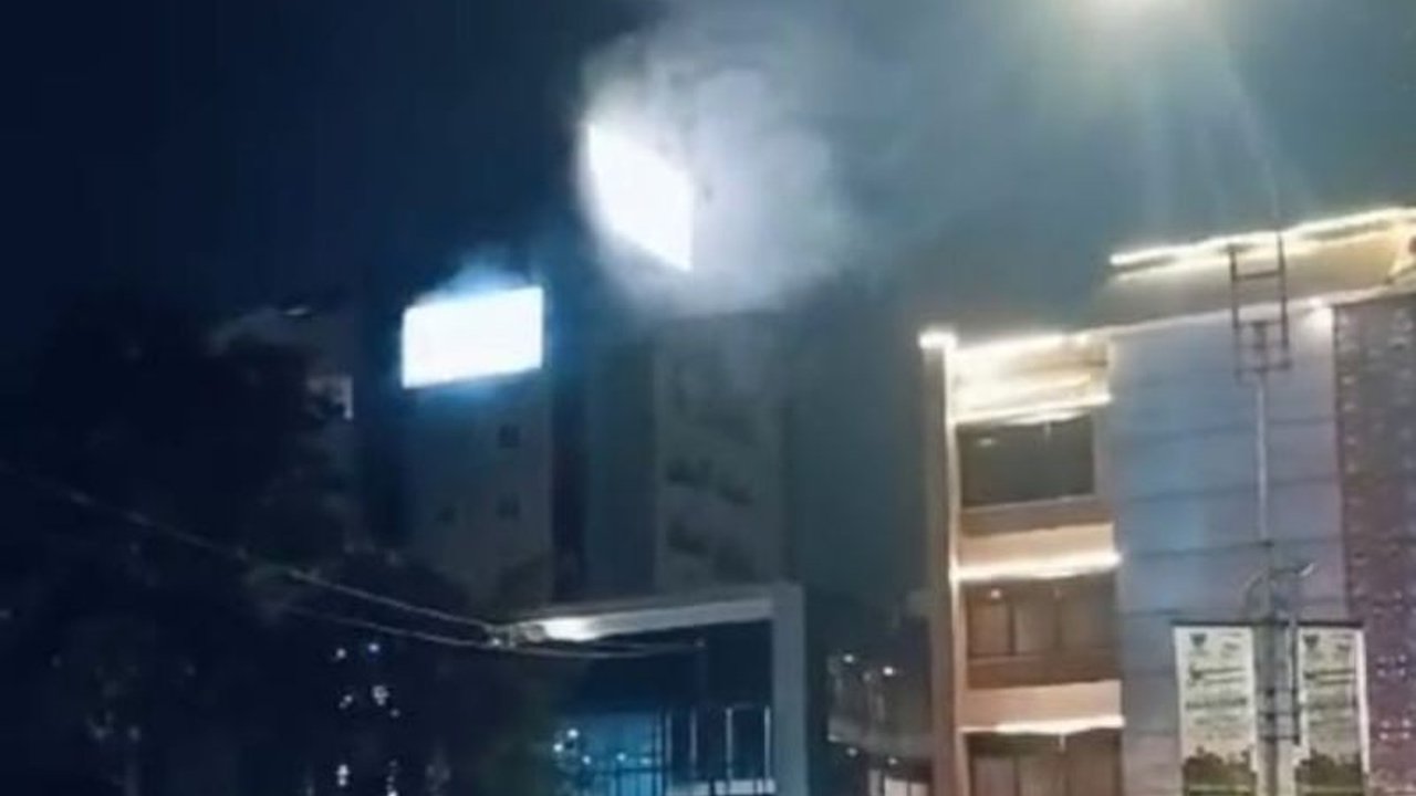 Kebakaran Hotel Grand Hap Solo: Sejumlah Korban Dilarikan ke Rumah Sakit