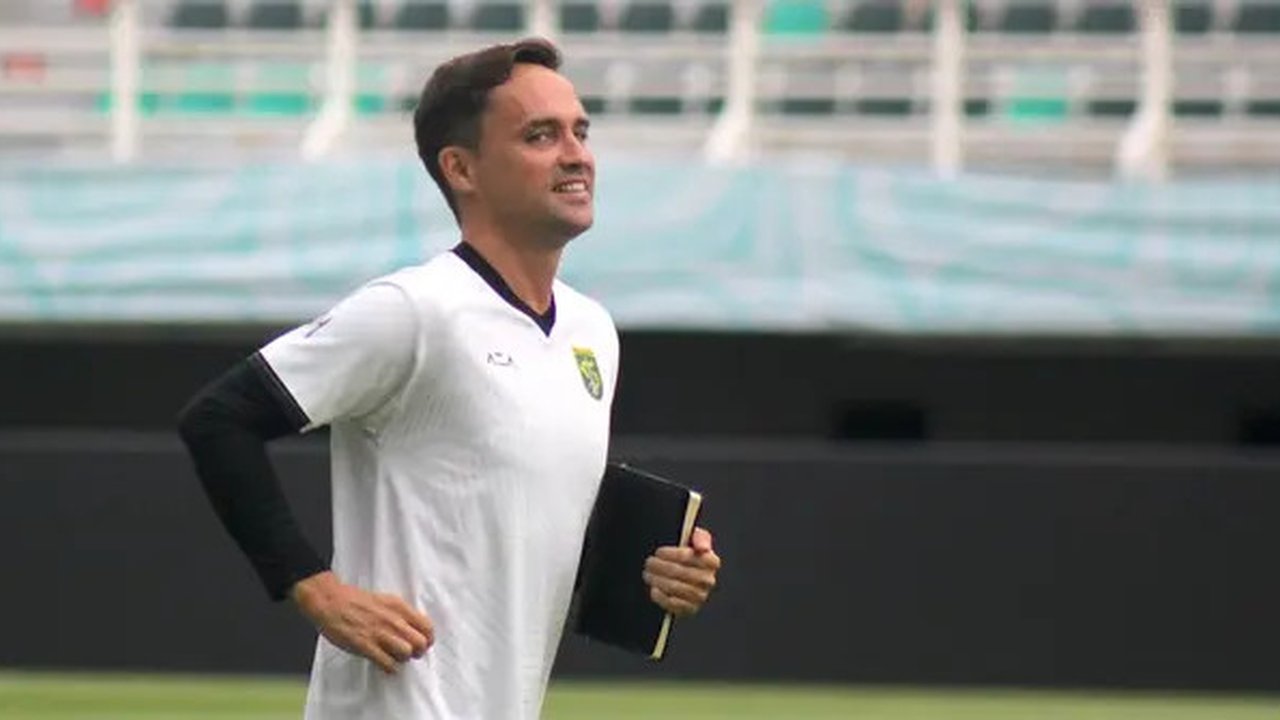 Pelatih Persebaya Surabaya, Paul Munster. (Aditya Wani/Bola.com)