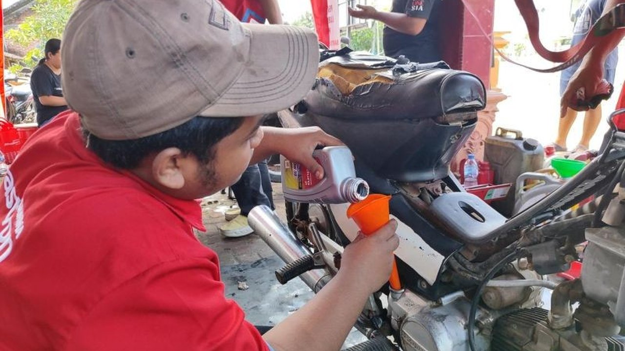 Pertamina Lubricants berikan panduan lengkap menangani motor terdampak banjir, termasuk langkah pengecekan oli, ruang bakar, dan kelistrikan, serta layanan ganti oli gratis.