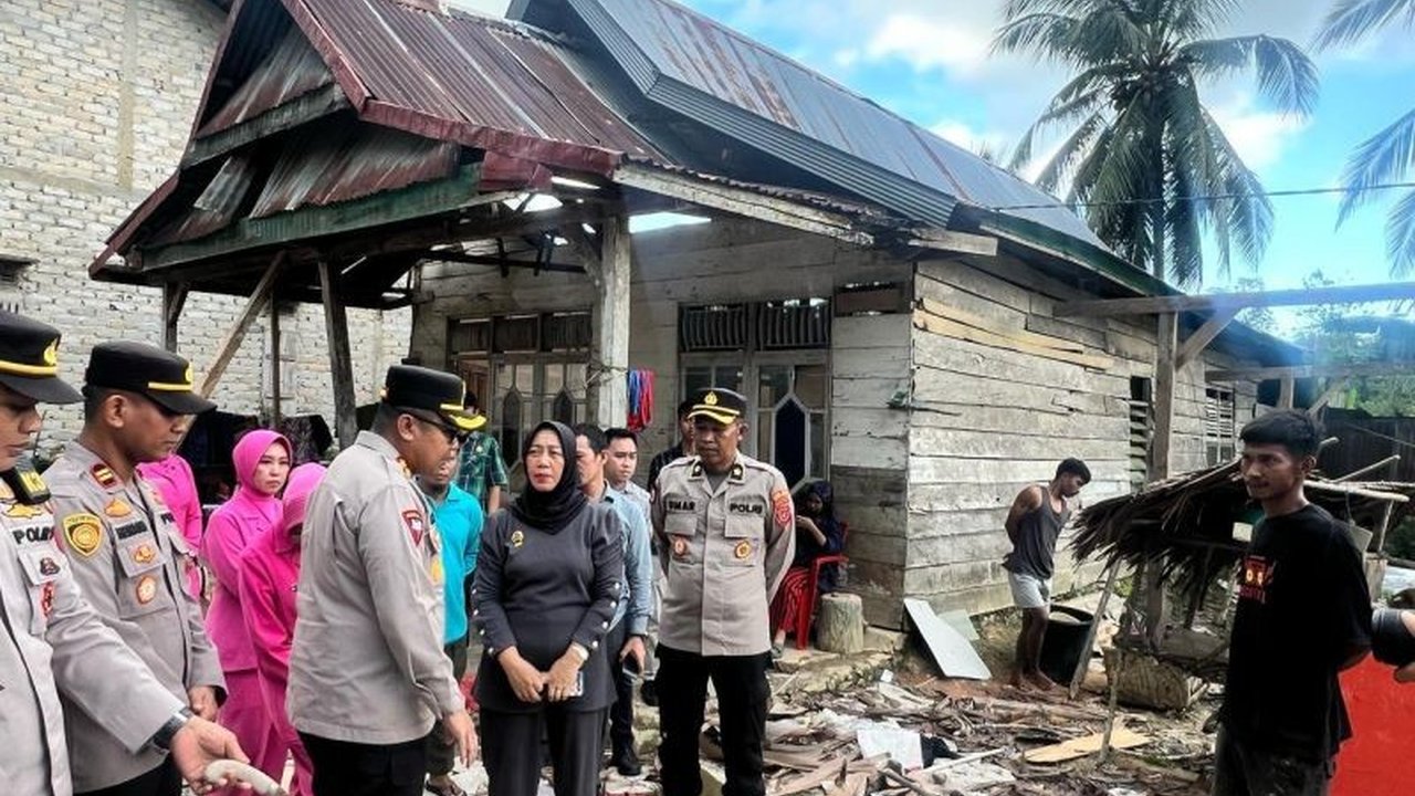 Kepolisian Resor Konawe Selatan (Polres Konsel) memberikan bantuan sembako kepada 31 kepala keluarga (KK) yang rumahnya rusak akibat puting beliung di Desa Wuura, Kecamatan Mowila.