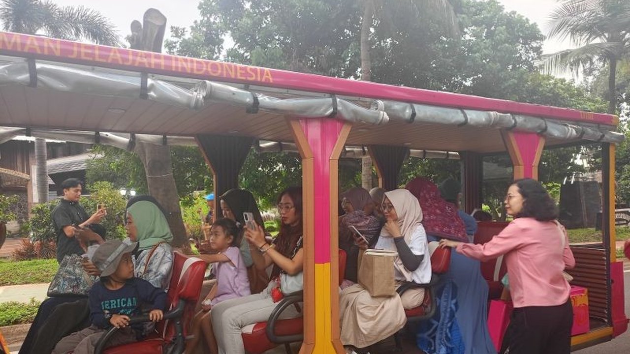 Taman Mini Indonesia Indah (TMII) memasang target 500 ribu pengunjung selama Ramadhan hingga Lebaran 2025 dengan berbagai program menarik seperti promo tiket, festival kuliner, dan undian umroh.