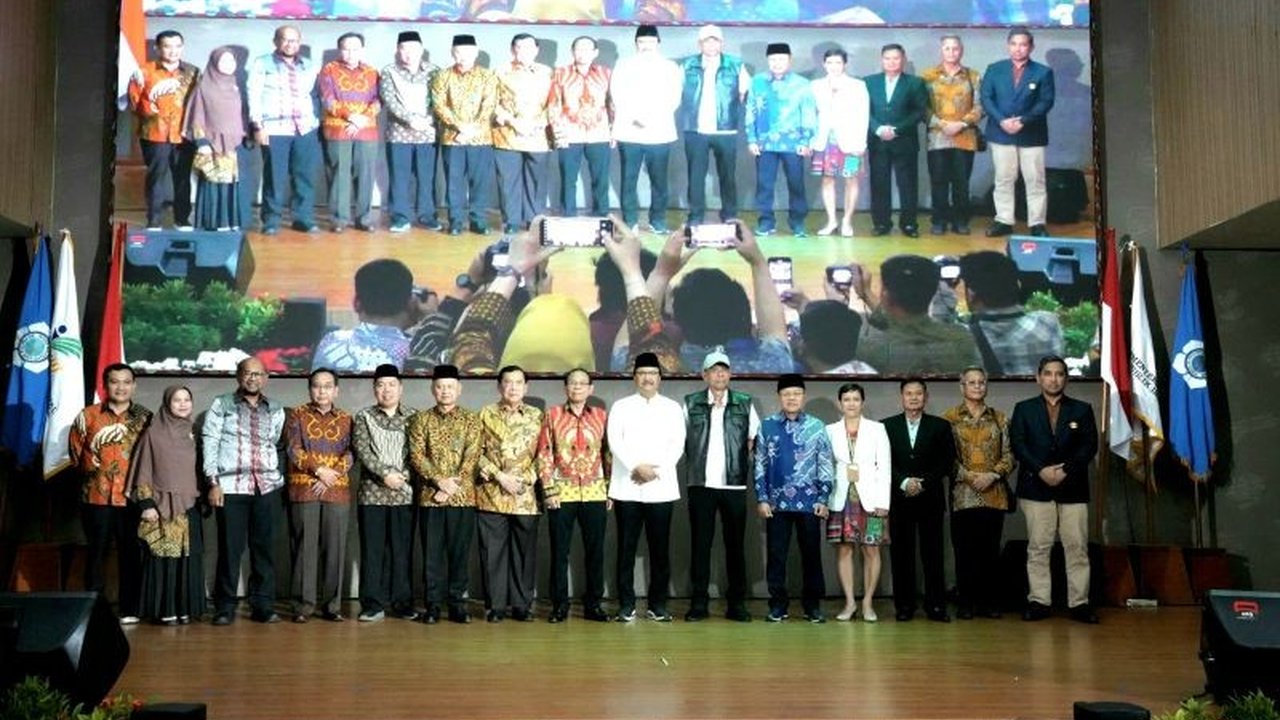 Menteri Sosial (Mensos) Saifullah Yusuf berkolaborasi dengan 12 perguruan tinggi di Jawa Barat untuk mempercepat pengentasan kemiskinan melalui program terpadu dan berkelanjutan.