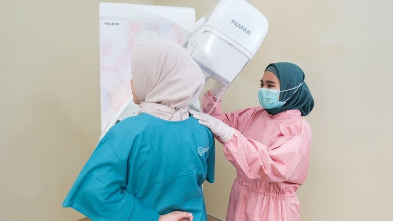 Fujifilm Indonesia dan MedicElle Clinic menghadirkan program 'CancerFree Towards a Healthy Family', menawarkan pemeriksaan mammografi 3D gratis bagi 100 perempuan untuk deteksi dini kanker payudara.