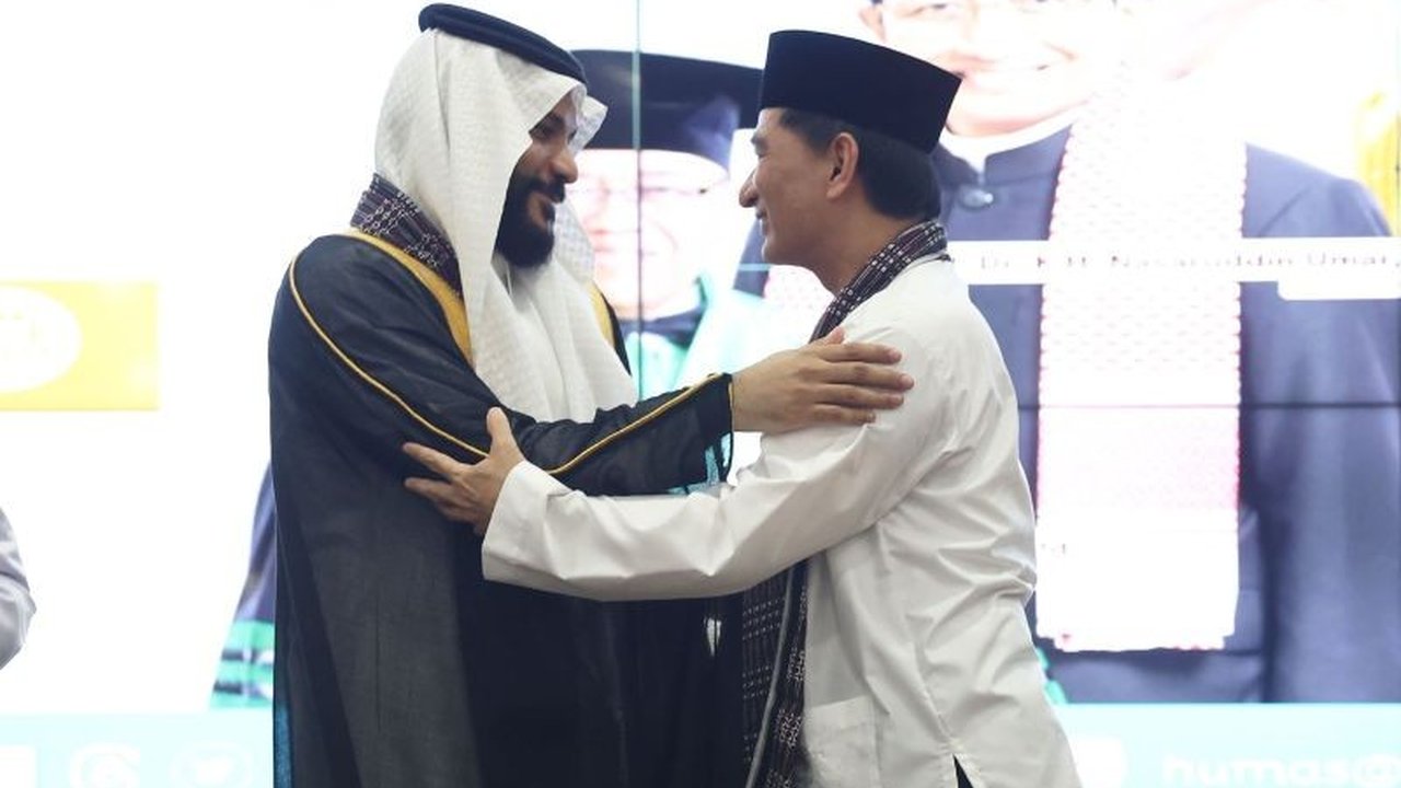 Wakil Gubernur Banten menginisiasi program untuk memakmurkan masjid, termasuk edaran salat Dzuhur berjamaah bagi ASN, sejalan dengan pesan Imam Besar Masjidil Haram tentang pentingnya Al-Quran.