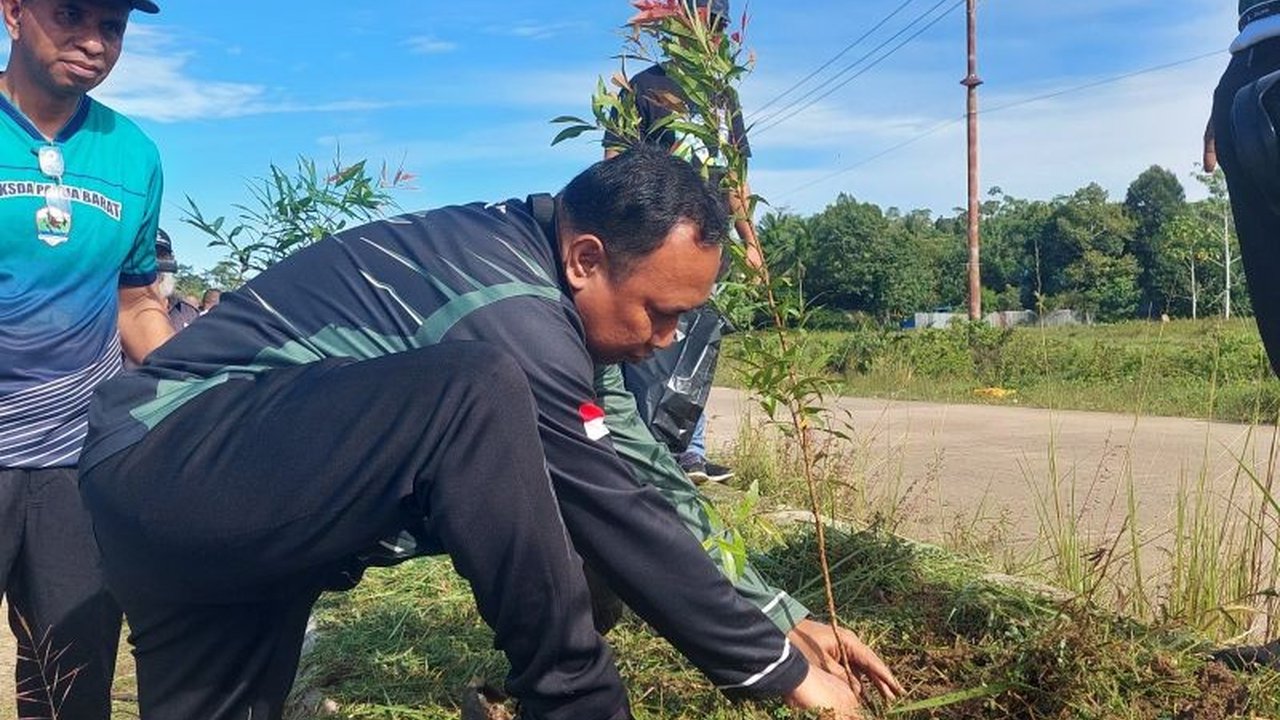 DLHKP Papua Barat Daya menanam 100 pohon di Aimas, Kabupaten Sorong, dalam rangka Hari Bakti Rimbawan (HBR) untuk menjaga kelestarian lingkungan dan melibatkan berbagai pihak.