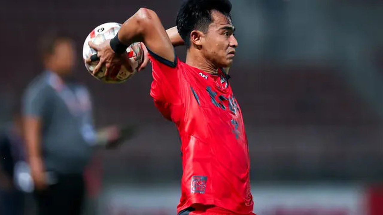 Lemparan ke dalam Pratama Arhan. (Bola.com/Dok.True Bangkok United).