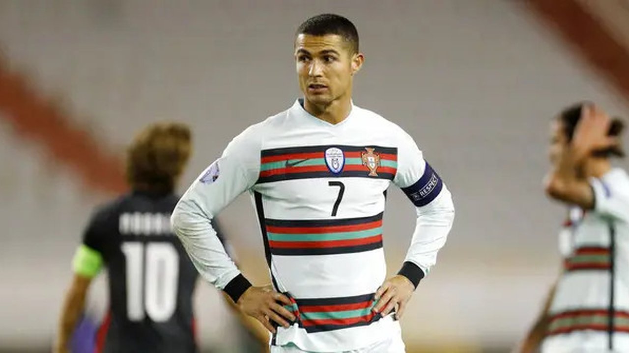 Striker Portugal, Cristiano Ronaldo, tampak kecewa usai pertandingan melawan Kroasia pada laga UEFA Nations League di Stadion Poljud, Rabu (18/11/2020). Portugal menang dengan skor 3-2. (AP/D