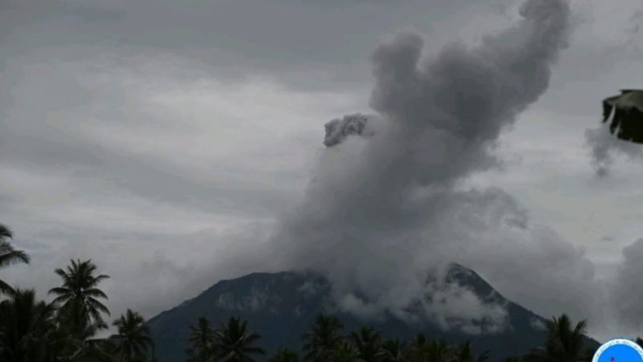Gunung Ibu di Halmahera Barat, Maluku Utara, erupsi pada Sabtu dengan suara gemuruh kuat dan mengeluarkan abu vulkanik setinggi 700 meter,  membuat masyarakat diimbau untuk waspada.