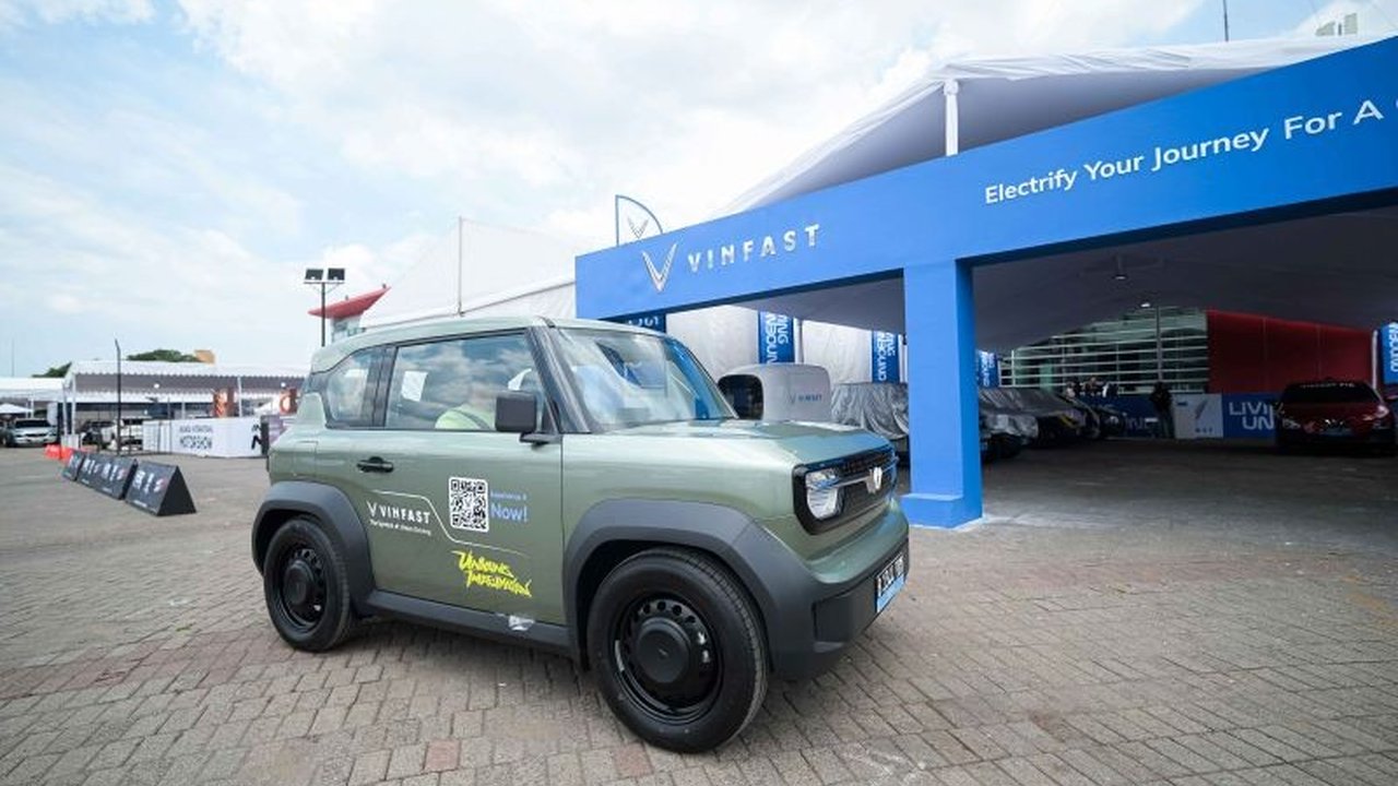 VinFast berupaya menarik minat konsumen dengan program buyback mobil listrik dan layanan isi daya gratis, mengatasi kekhawatiran akan nilai jual kembali kendaraan listrik.