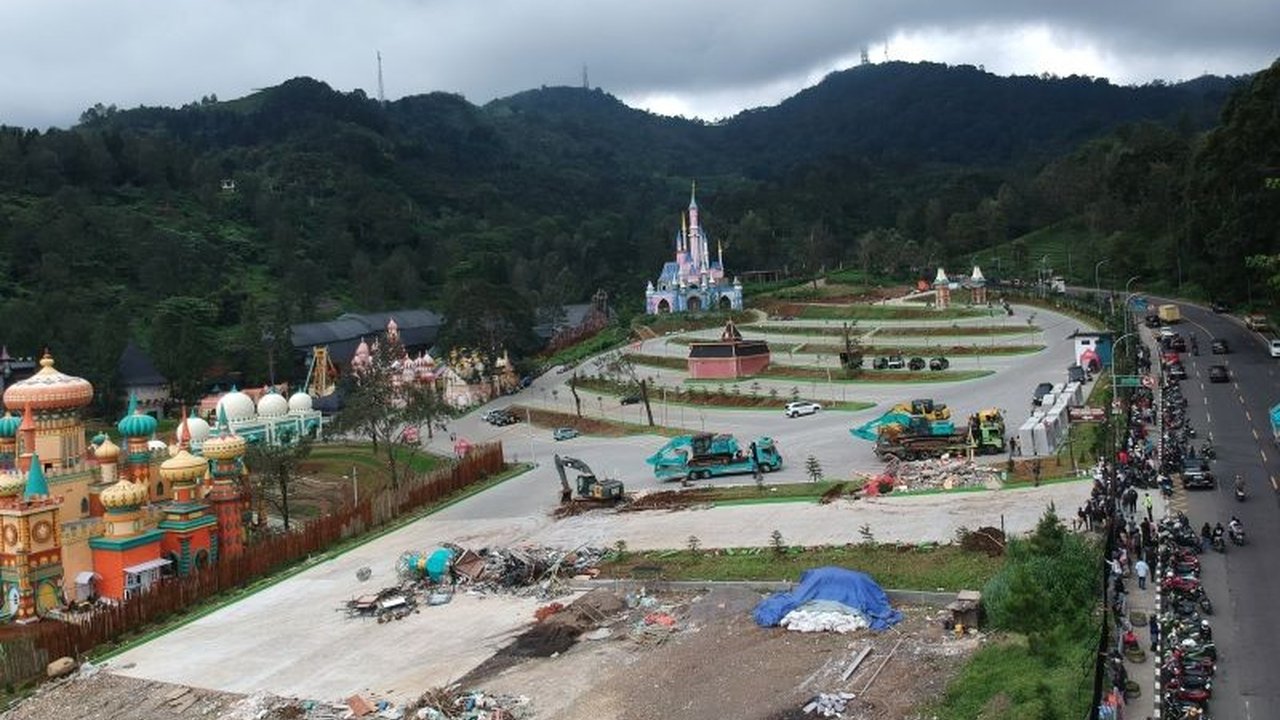 Pemkab Bogor lega karena tempat wisata Hibisc Fantasy Puncak akhirnya dibongkar setelah terbukti melanggar izin bangunan dan alih fungsi lahan.