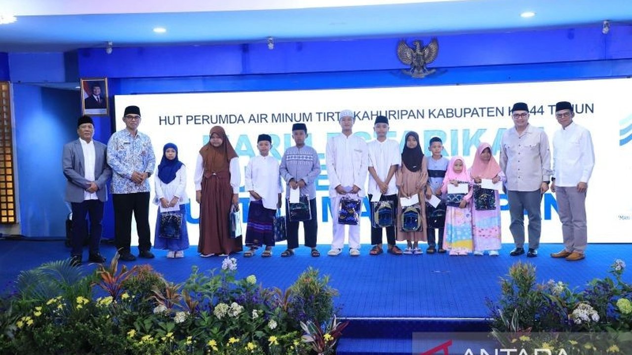 Perumda Air Minum Tirta Kahuripan Kabupaten Bogor mengajak masyarakat lestarikan sungai guna mencegah bencana banjir dan menjaga keberlangsungan sumber air bersih, dalam rangka HUT ke-44.