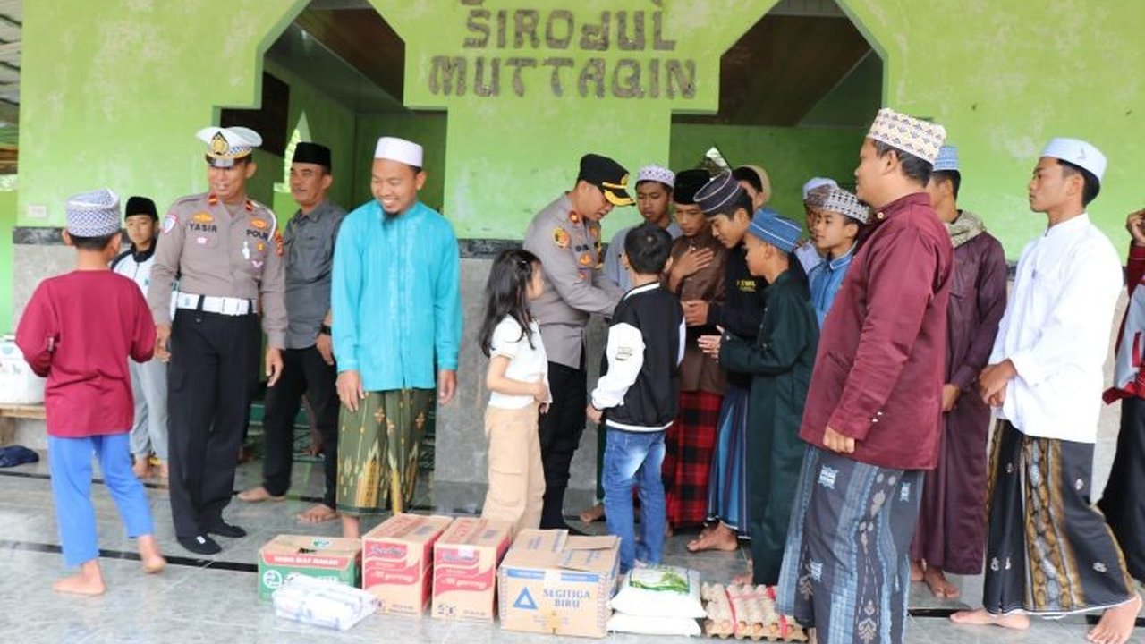 Kepedulian Polres Lampung Barat terhadap santri terlihat dalam penyaluran bantuan sembako kepada 65 santri Ponpes Yanbu’ul Quran di Kecamatan Balik Bukit, Lampung Barat, sebagai wujud empati di bulan Ramadhan.