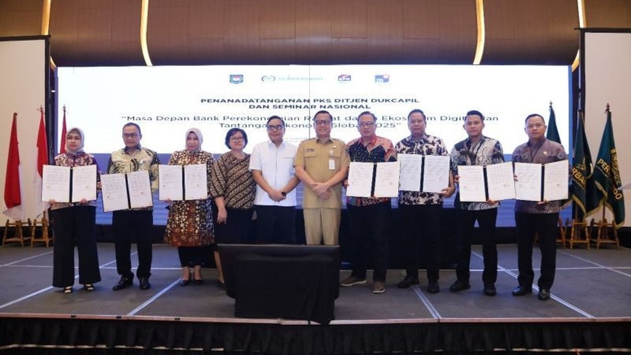 Direktur Jenderal Dukcapil Kemendagri, Teguh Setyabudi, tekankan pentingnya Identitas Kependudukan Digital (IKD) untuk efisiensi layanan perbankan dan inklusi keuangan di Indonesia.