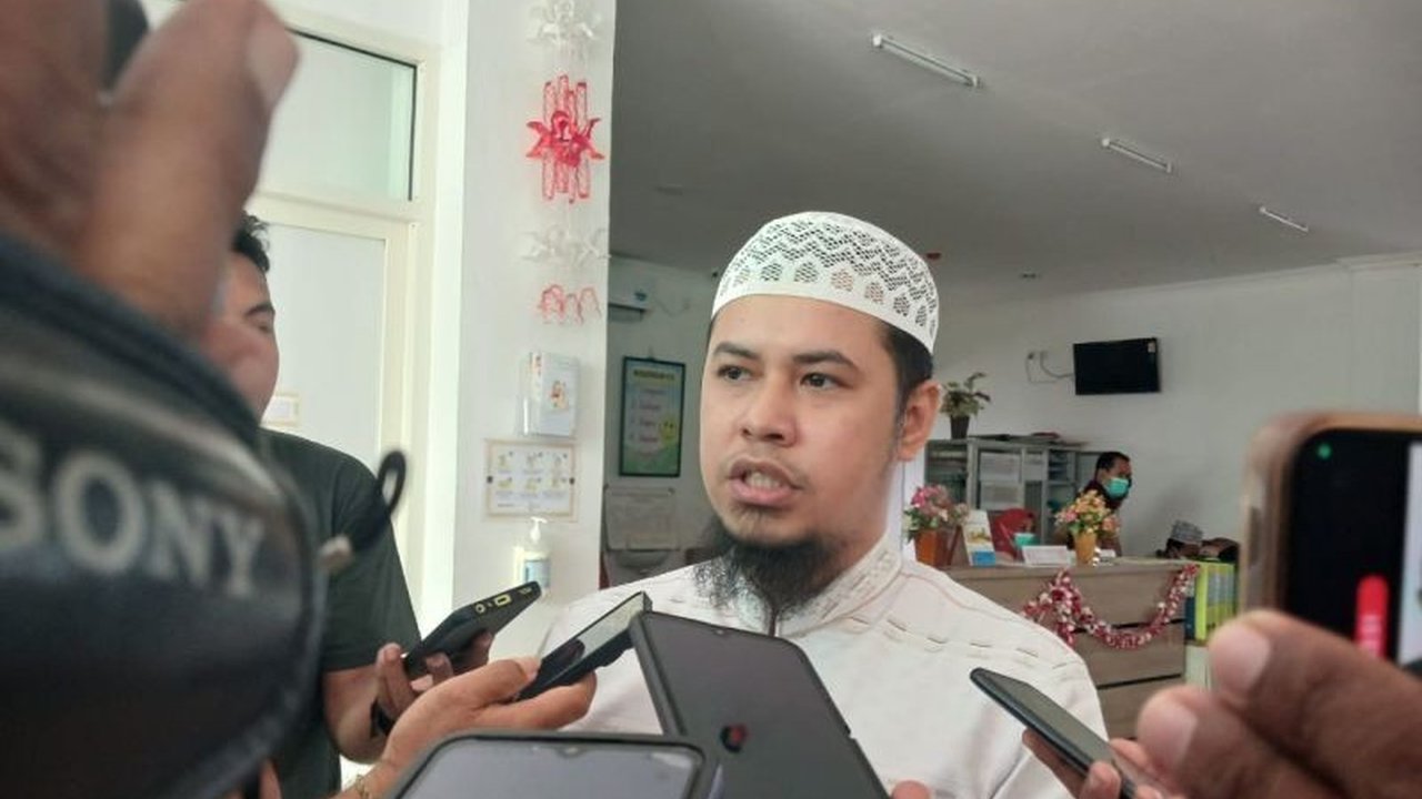 Mantan Gubernur Maluku Utara, Abdul Gani Kasuba, dilaporkan dalam kondisi kritis dan dirawat di RSUD Chasan Boesoirie Ternate, keluarganya berharap kesembuhan segera.