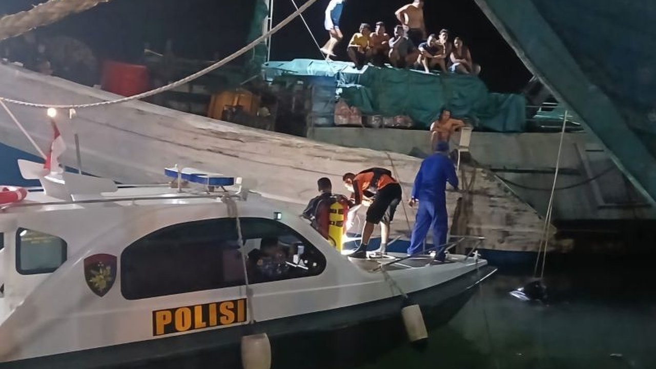 Tim SAR gabungan berhasil mengevakuasi korban mobil yang terjun ke laut di Tanjungpinang, Kepri, namun korban ditemukan dalam keadaan meninggal dunia.