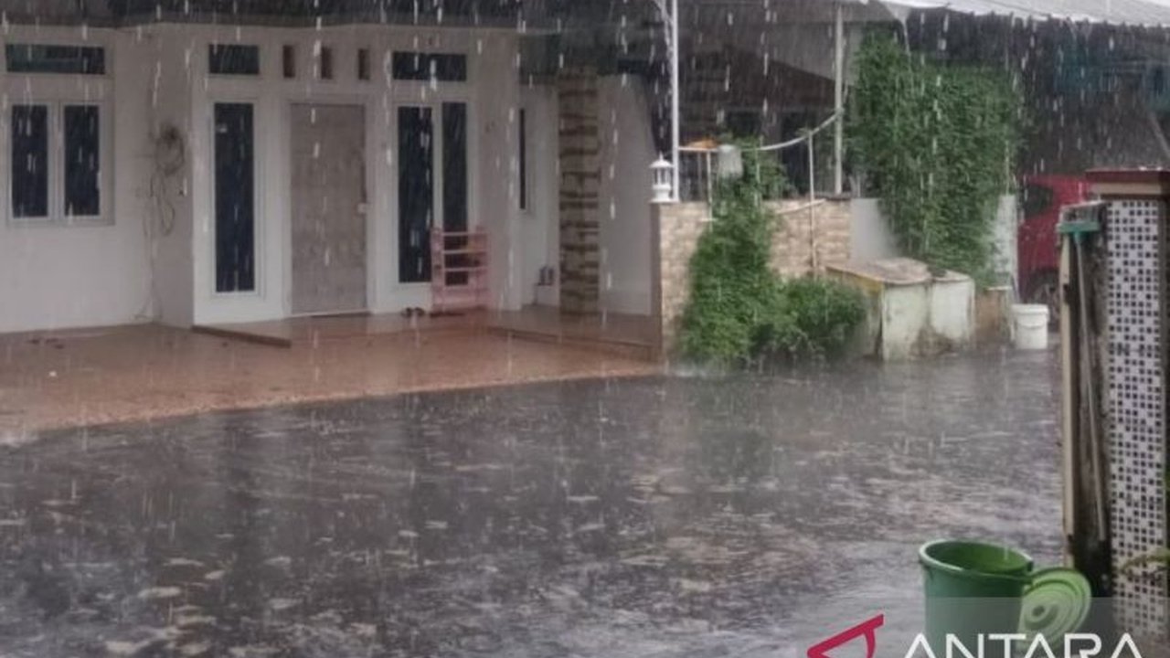 BMKG Sumsel memperingatkan warga Palembang akan potensi bencana hidrometeorologi akibat hujan lebat dan pasang maksimum Sungai Musi pada 11-12 Maret & 24-26 Maret 2025.