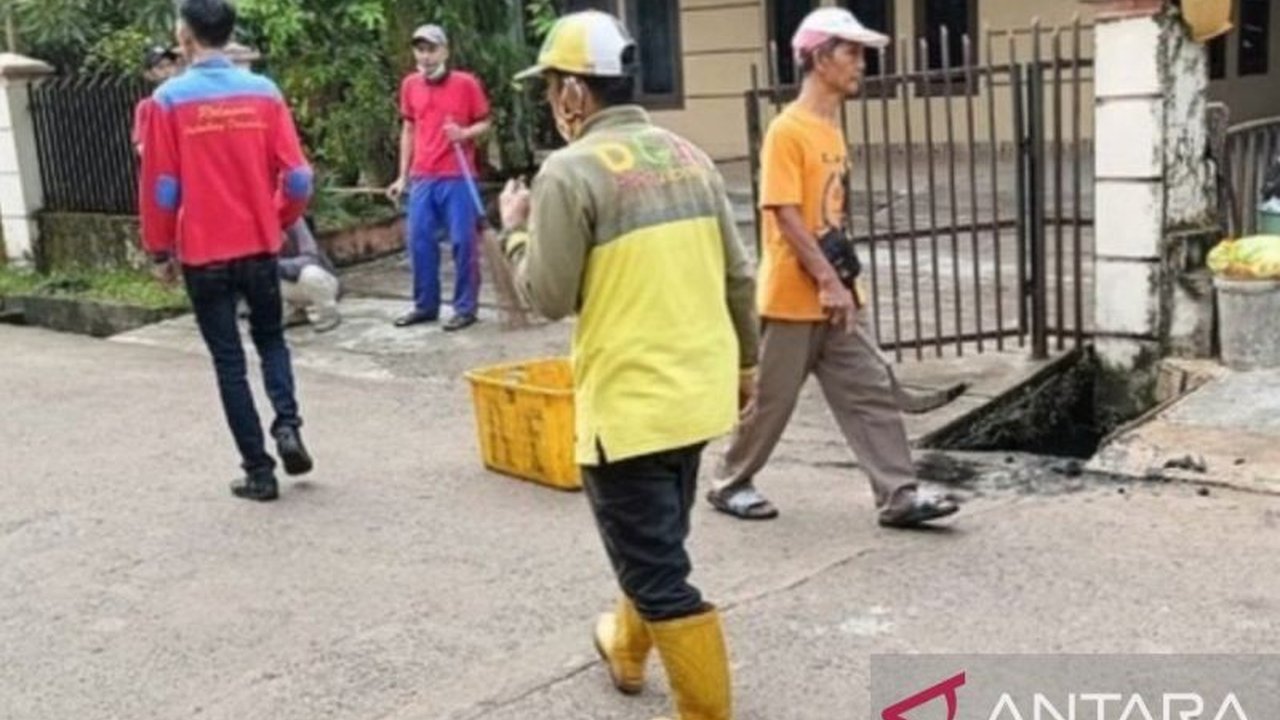 Pemerintah Kota Palembang keruk seluruh drainase untuk mencegah banjir yang berpotensi terjadi saat musim hujan diprediksi masih akan berlangsung hingga Ramadhan 2025.