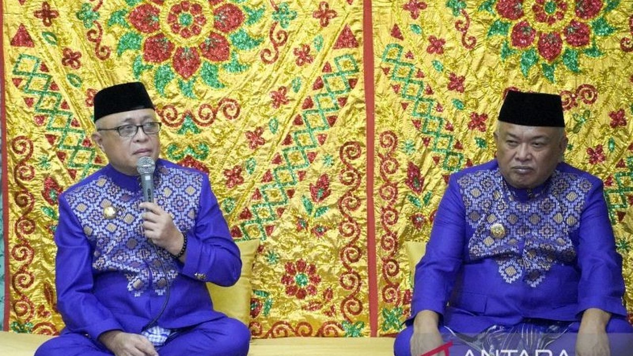 Bupati Gorontalo, Sofyan Puhi, menekankan pentingnya pelestarian budaya Gorontalo, khususnya prosesi adat Mopotilolo, sebagai simbol penyambutan dan pengukuhan kepemimpinan yang sarat makna religius dan kearifan lokal.