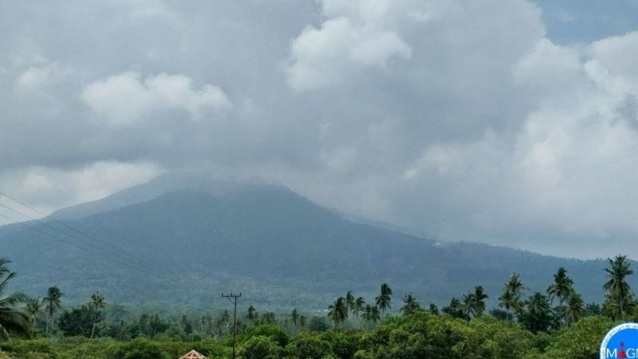 Gunung Lewotobi Laki-laki di Flores Timur, NTT, kembali erupsi dua kali dalam enam jam pada Sabtu (8/3), meningkatkan status siaga dan imbauan kewaspadaan bagi warga sekitar.