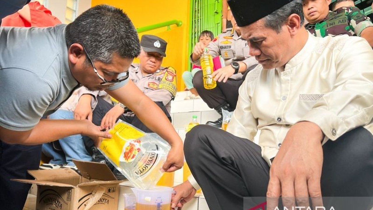 Menteri Pertanian menemukan Minyakita di Pasar Lenteng Agung dengan takaran kurang dan harga di atas HET, mengancam akan menindak tegas produsen yang terbukti melanggar.