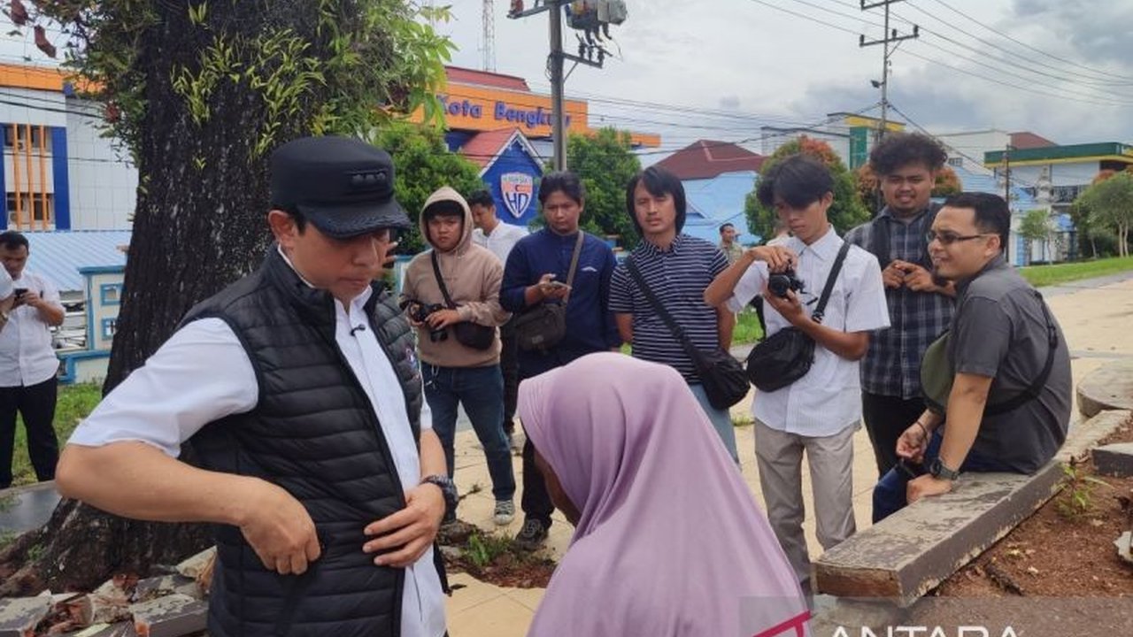 Wali Kota Bengkulu, Deddy Wahyudi, siagakan personel Satpol PP untuk antisipasi maraknya gelandangan dan pengemis yang meresahkan warga, serta imbau masyarakat tak memberi uang kepada pengemis.
