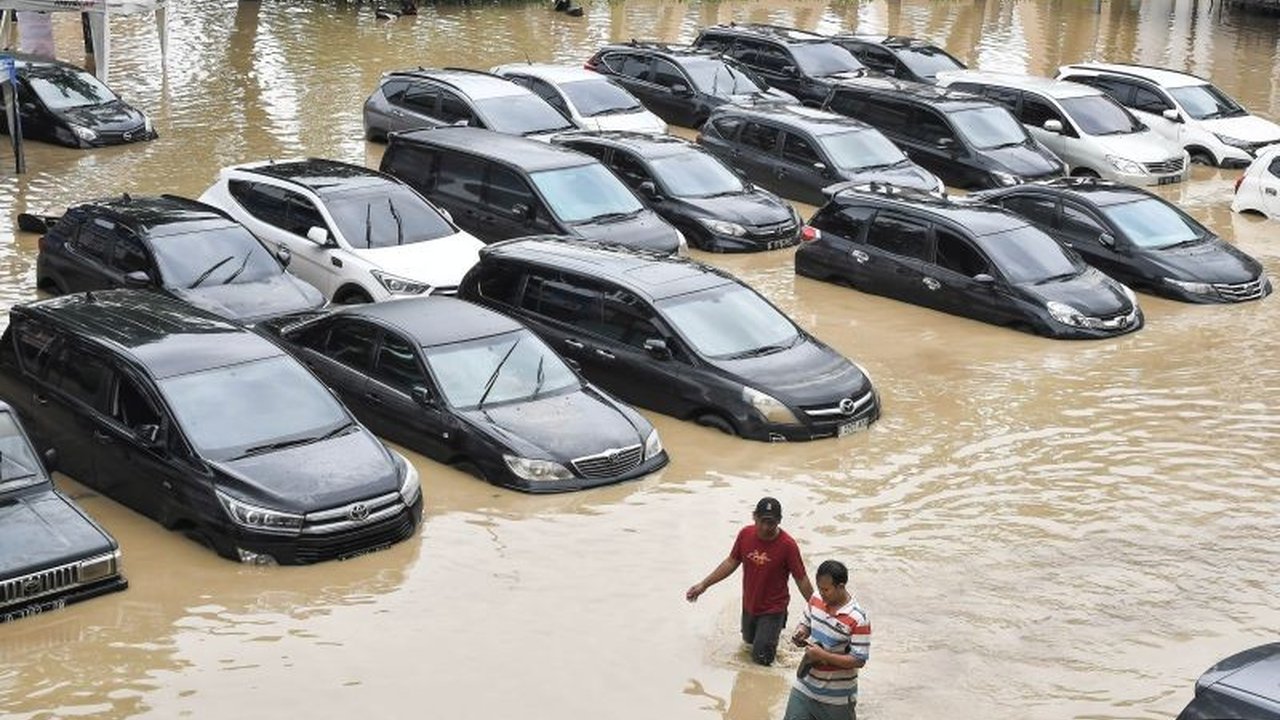 Pemerintah fokus pada evakuasi warga terdampak banjir Jabodetabek, pemenuhan kebutuhan dasar, dan pemulihan infrastruktur, dengan koordinasi lintas kementerian dan lembaga.