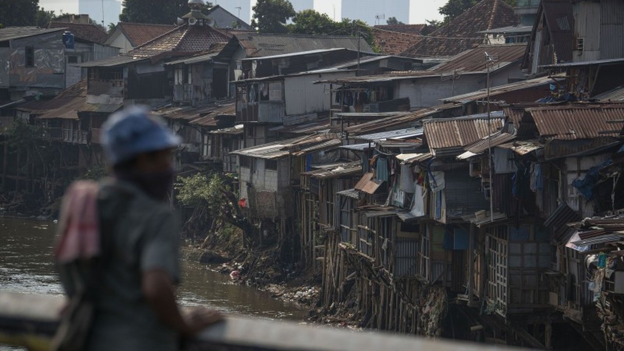 Pertumbuhan ekonomi Indonesia yang tinggi justru diiringi dengan peningkatan ketimpangan pendapatan antara kelompok kaya dan miskin, menimbulkan paradoks yang perlu segera diatasi.