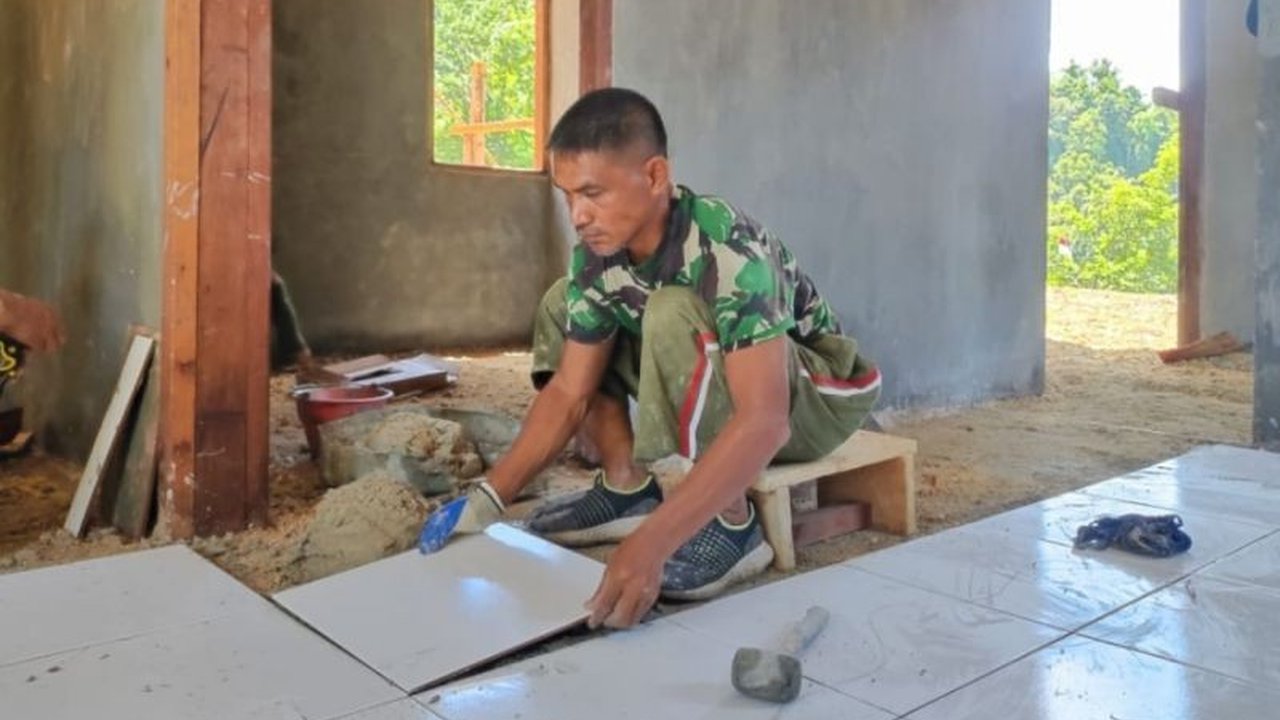 Prajurit Satgas TMMD Kodim 1708 Biak Numfor memasang lantai keramik di 10 rumah warga Kampung Kbusdori, Biak Numfor, Papua, sebagai bagian dari program TMMD Ke-123 yang menargetkan penyelesaian tepat waktu.