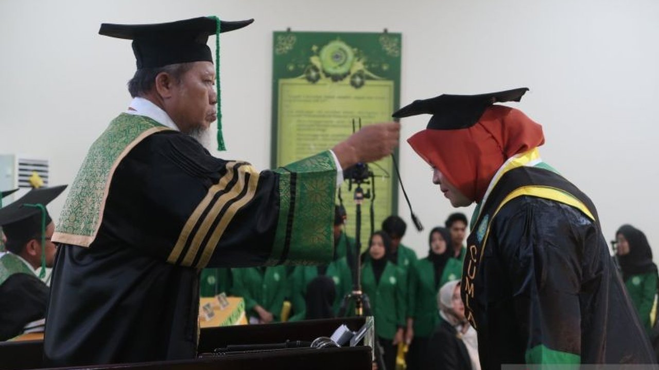 Universitas Muhammadiyah Mataram (Ummat) mewisuda 405 lulusan terbaiknya, 130 di antaranya cumlaude,  menunjukkan komitmen kampus dalam mencetak SDM unggul di era industri 5.0.