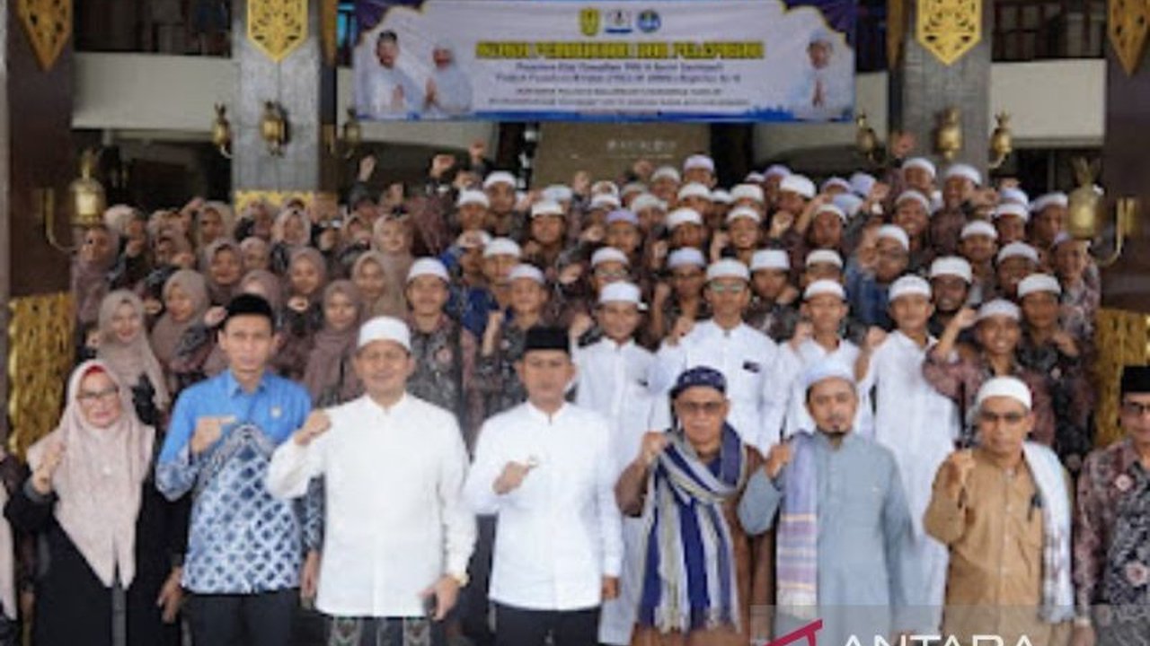 Wali Kota Banjarmasin melepas ratusan santri Pondok Pesantren Al-Fatah Banjarbaru untuk membimbing Pesantren Ramadhan 1446 H/2025 M di 30 SD Negeri Banjarmasin, membentuk karakter generasi muda melalui pendidikan keislaman.
