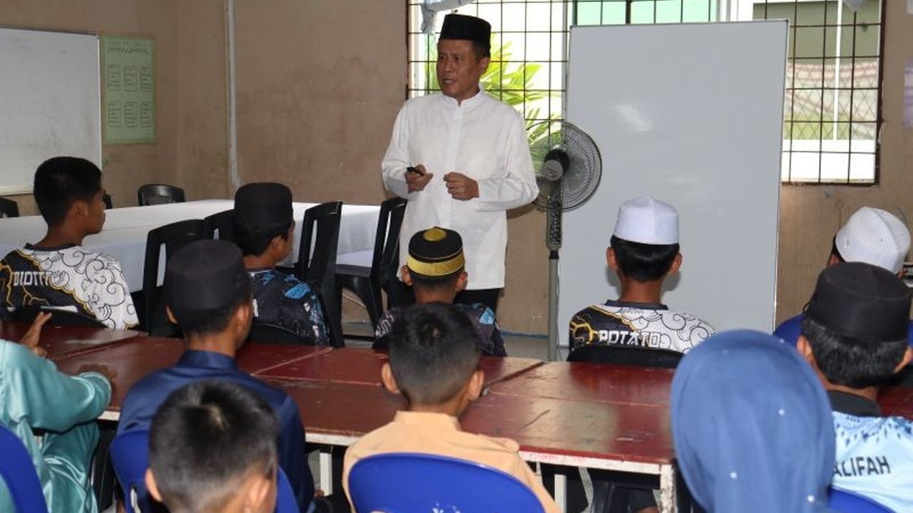 Konsulat RI Tawau di Sabah, Malaysia, menggelar acara ngabuburit bersama 90 siswa CLC Al Alaq, diisi dengan wawasan kebangsaan dan tausiah Ramadhan, memperingati peristiwa penting kemerdekaan RI di bulan Ramadhan.