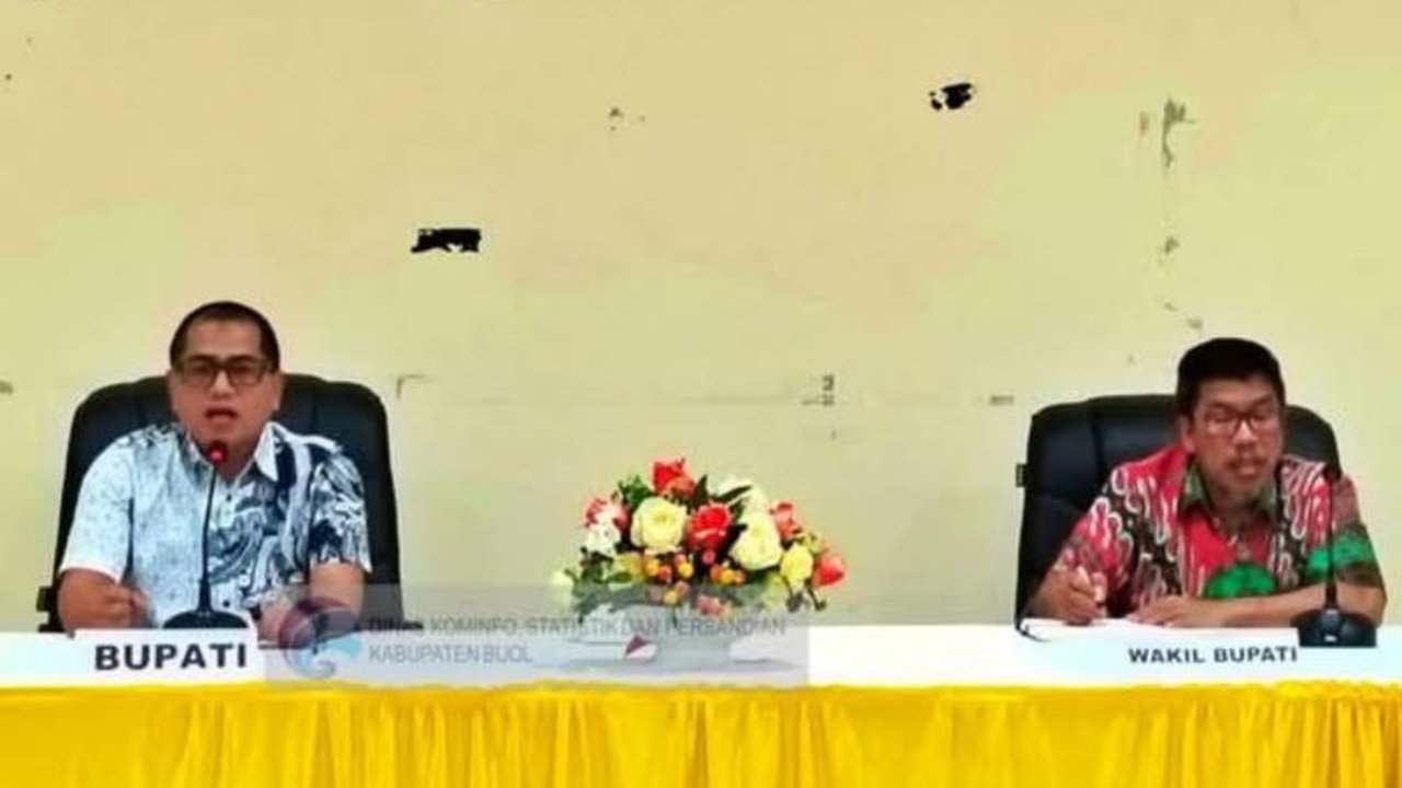 Pemerintah Kabupaten Buol berkomitmen menyelesaikan masalah perkebunan kelapa sawit yang berdampak pada perekonomian daerah, terutama terkait hak-hak petani plasma dan transparansi koperasi.