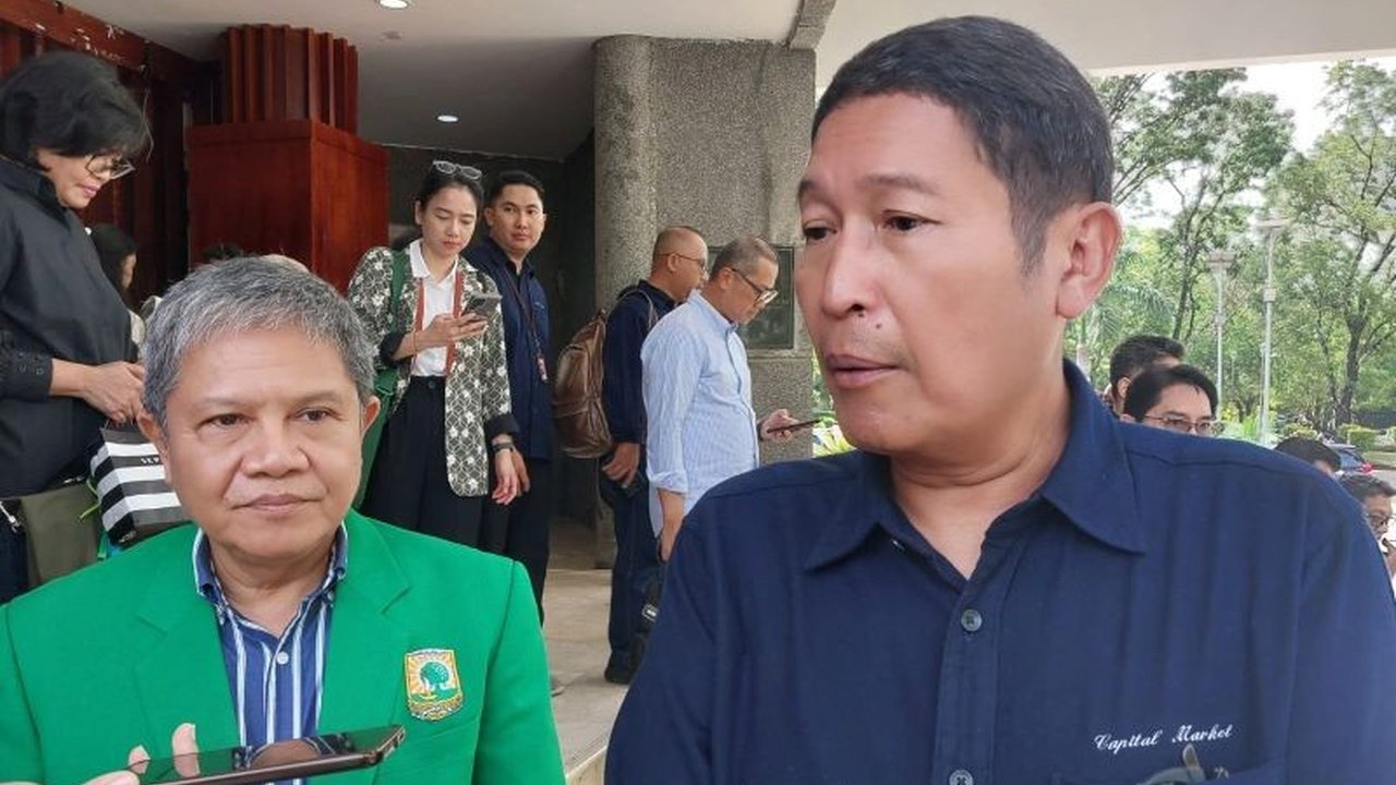 Jumlah investor pasar modal Indonesia tercatat mencapai 15,35 juta pada Februari 2025, meningkat signifikan dari tahun-tahun sebelumnya dan didominasi oleh investor berusia di bawah 30 tahun.