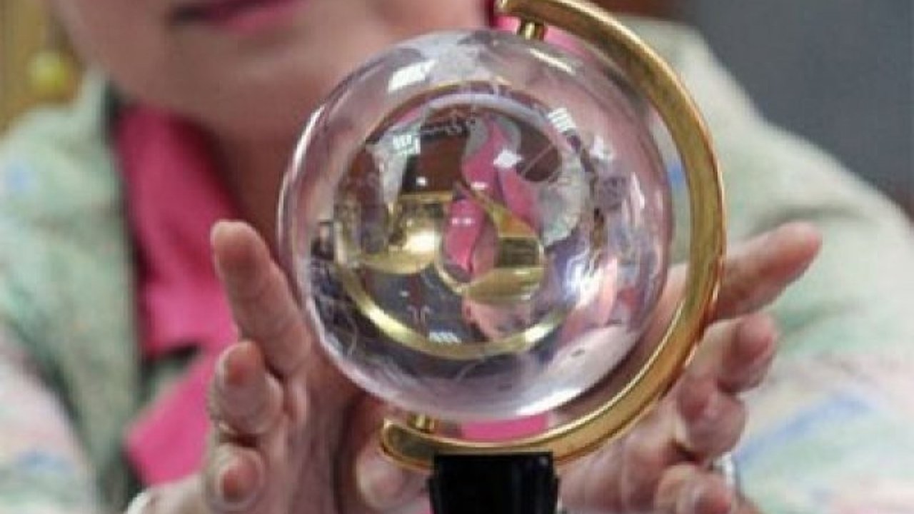 Anugerah Jurnalistik Adinegoro 2024 mengajak pers mahasiswa berpartisipasi, namun minimnya animo menimbulkan pertanyaan tentang peran dan tantangan pers kampus di tengah industri pers Indonesia yang dinamis.