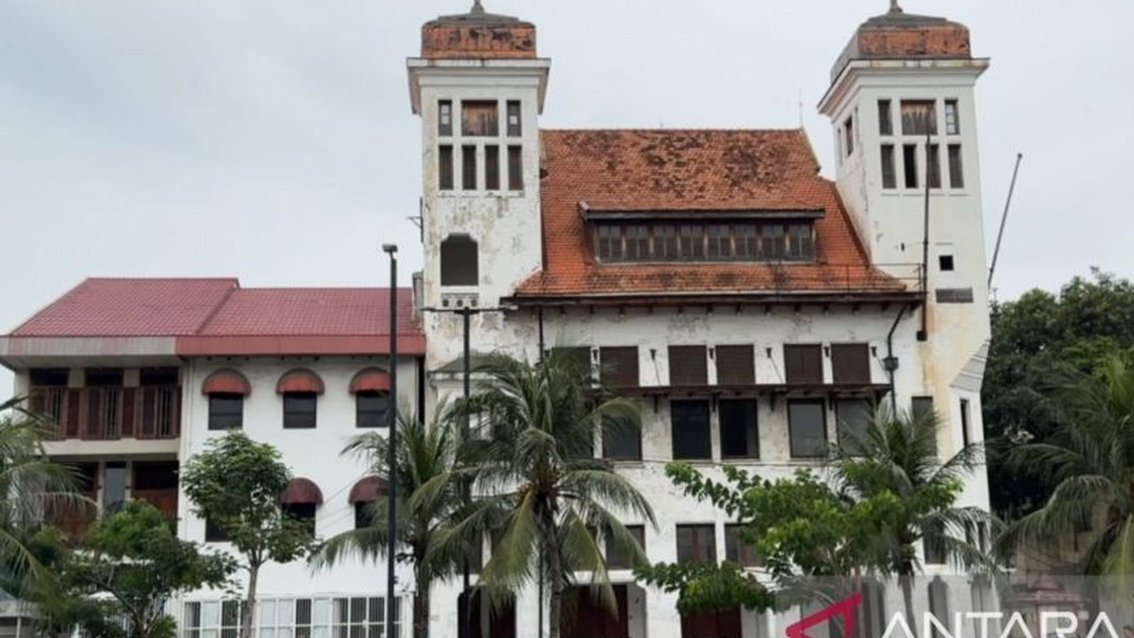 House of Tugu di Jakarta menyajikan pengalaman unik wisata sejarah dan kuliner peranakan, memadukan bangunan bersejarah dengan hidangan modern yang terinspirasi dari masa lalu Batavia.