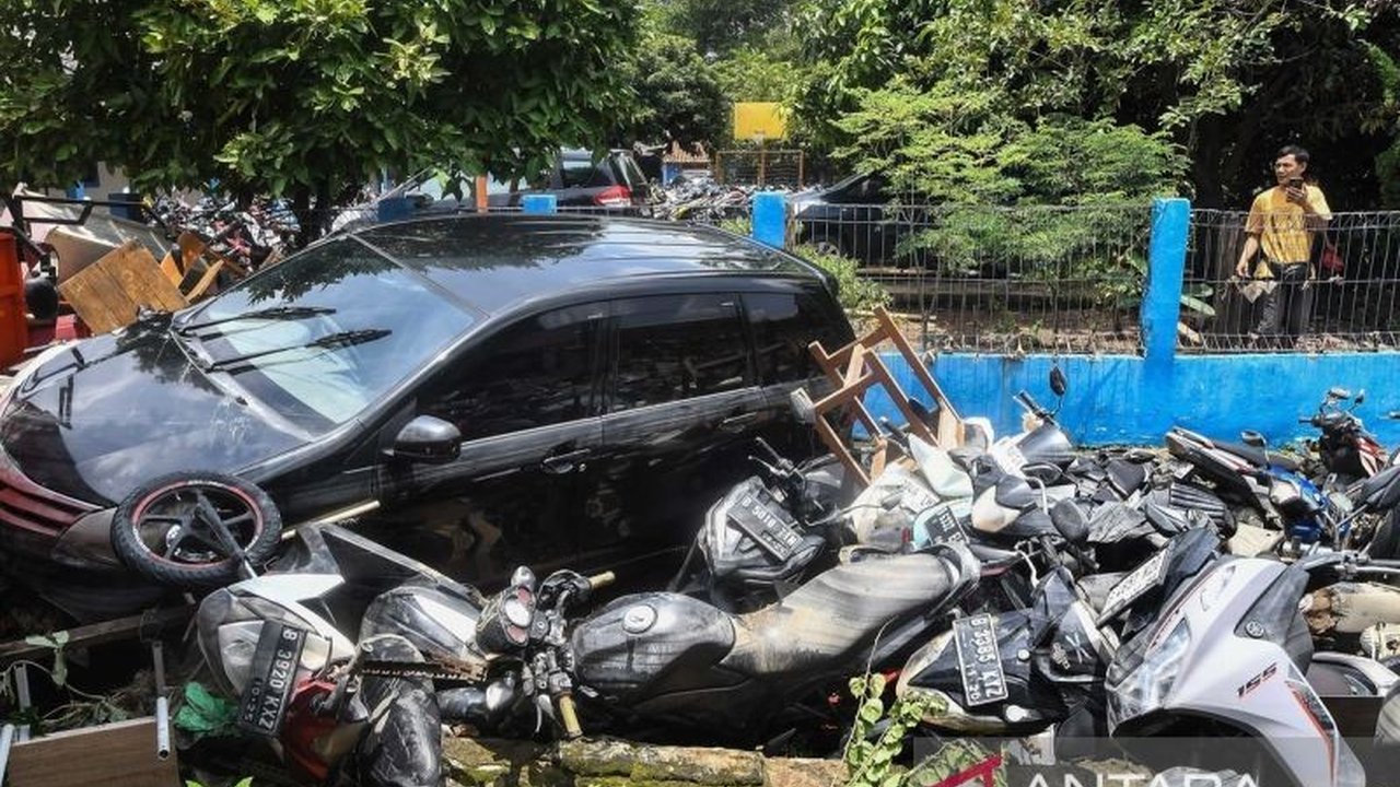 Menerjang banjir dengan kendaraan berisiko menyebabkan water hammer, kerusakan mesin fatal yang membutuhkan biaya perbaikan mahal;  hindari genangan dalam atau jaga mesin tetap hidup jika terpaksa menerjang banjir.