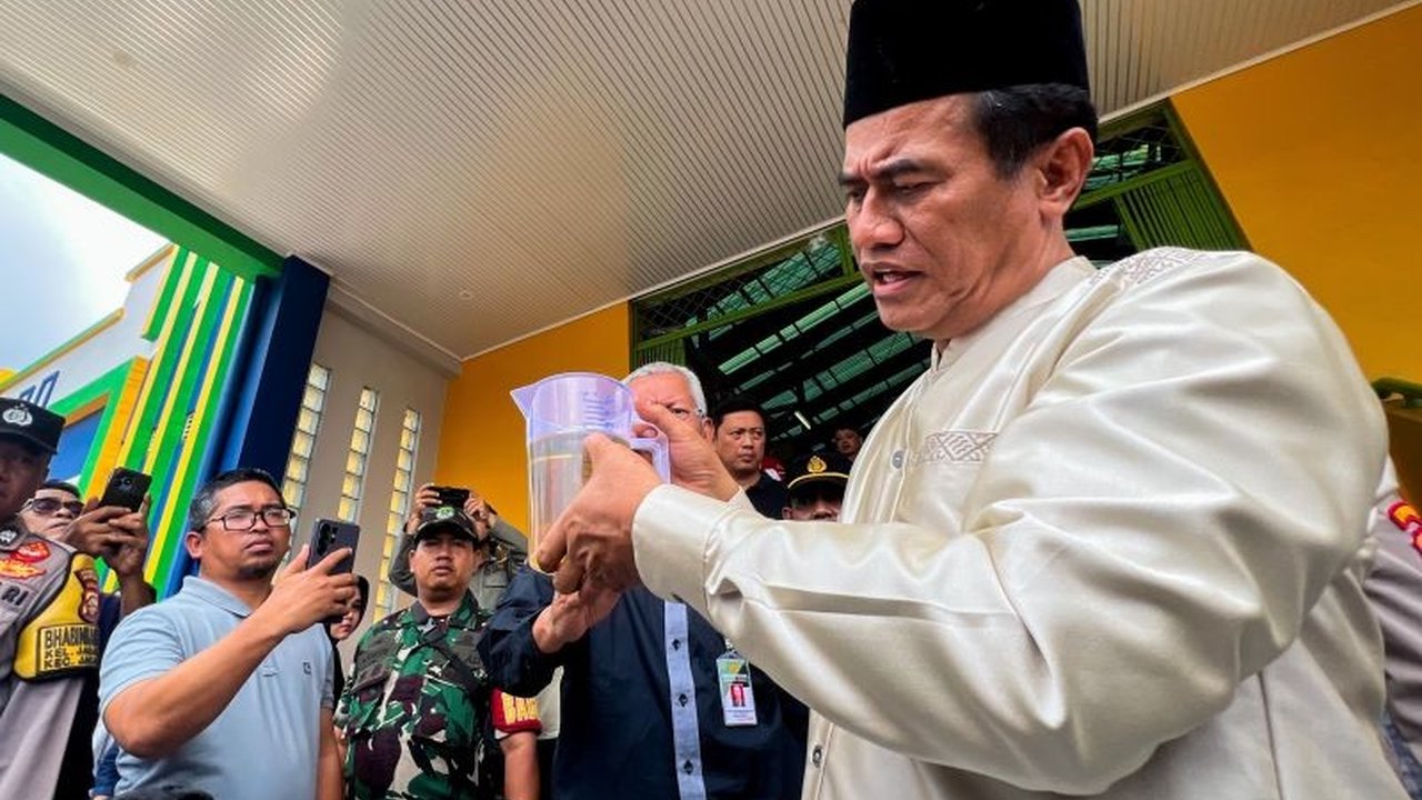 Menteri Pertanian meminta penutupan tiga perusahaan Minyakita karena terbukti mengurangi takaran dan menjual di atas HET di Pasar Lenteng Agung, Jakarta.