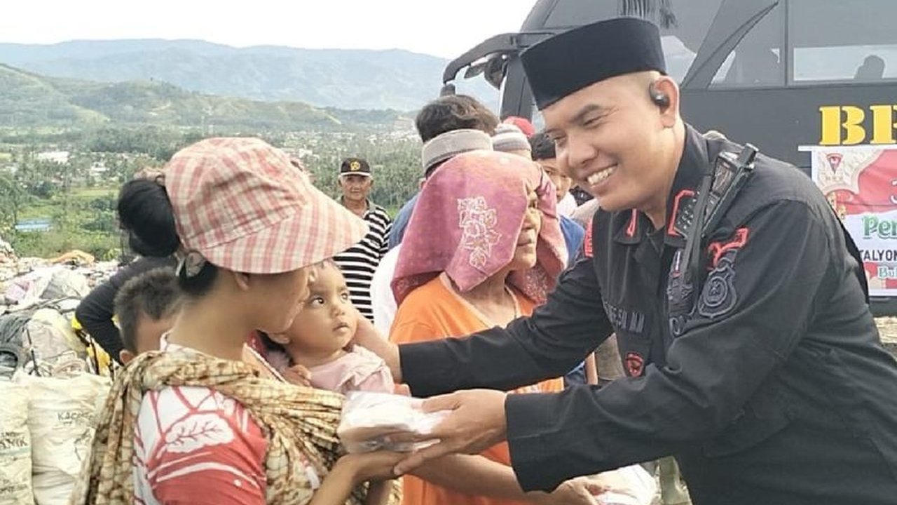 Satuan Brimob Polda Sumut menyalurkan ratusan paket takjil kepada warga sekitar TPA Batu Bola, Padangsidimpuan dan TPA Terjun, Medan, sebagai wujud kepedulian dan mempererat tali silaturahmi di bulan Ramadhan.