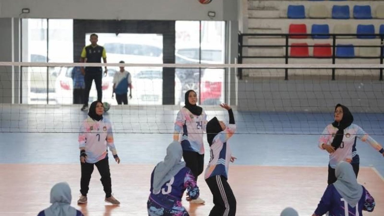 Liga Voli Ramadhan di Tangerang memberikan wadah bagi anak muda untuk tetap aktif berolahraga dan berkompetisi selama bulan suci Ramadhan, sekaligus mempererat tali silaturahmi.