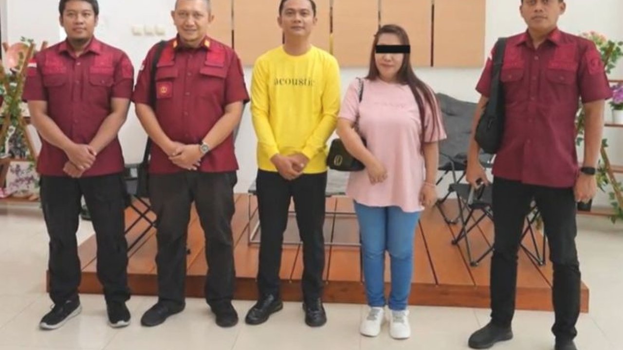 Seorang warga negara India, EH, dideportasi dari Indonesia setelah menyelesaikan hukuman penjara atas kasus penyelundupan narkoba dan dikenakan penangkalan untuk tidak kembali ke Indonesia.