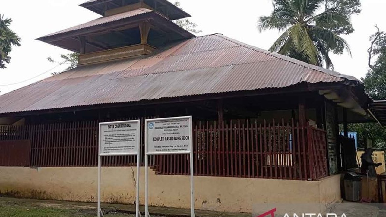 Masjid Bueng Sidom di Aceh Besar, masjid tua berusia ratusan tahun, membagikan ratusan paket takjil Ie Bu Peudah setiap hari selama Ramadhan, sebuah tradisi turun-temurun yang memperkuat ikatan komunitas.