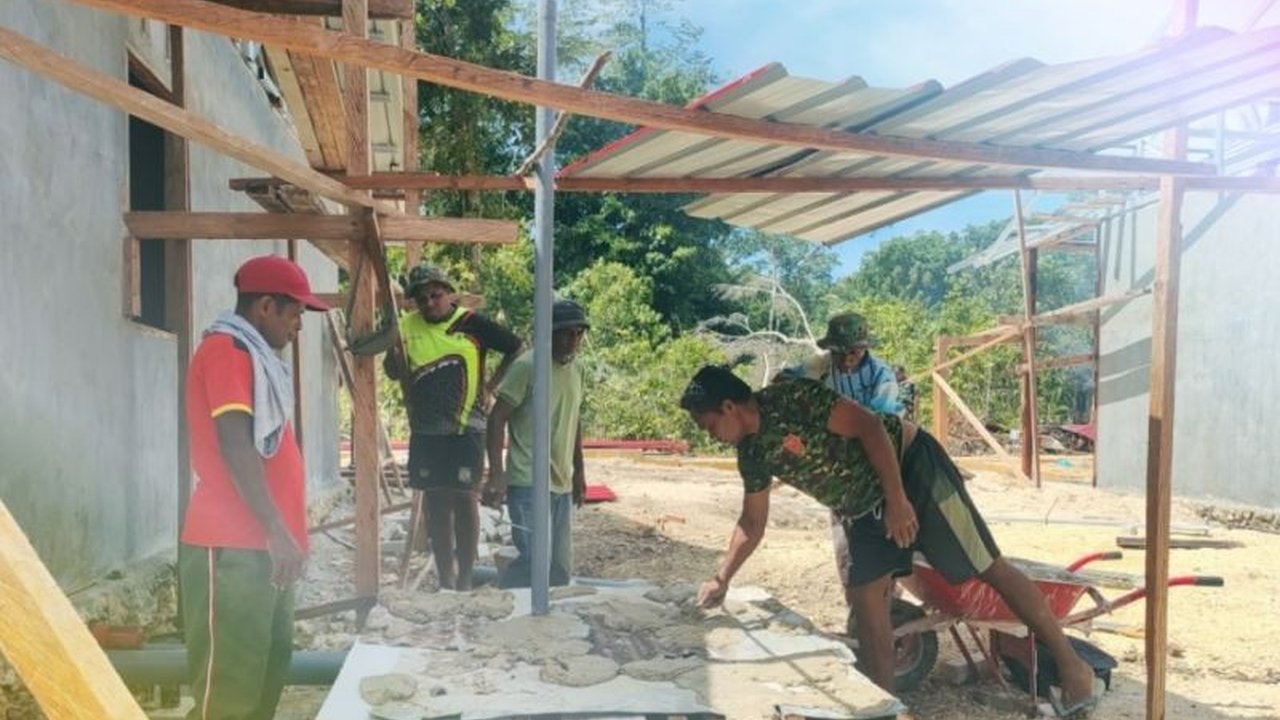 Satgas TNI Manunggal Membangun Desa (TMMD) ke-123 Kodim 1708 Biak Numfor membangun fasilitas MCK di 10 rumah warga Kampung Kbusdori, Distrik Swandiwe, Papua, untuk meningkatkan kesehatan dan sanitasi lingkungan.