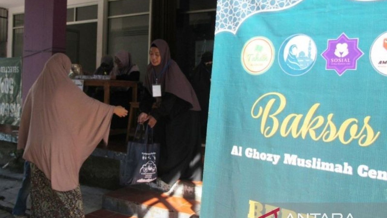 Yayasan Al Ghozi Muslimah Center (AMC) salurkan 1.100 paket sembako untuk para guru ngaji di Bogor dan sekitarnya dalam rangka bakti sosial Ramadhan 1444 H.