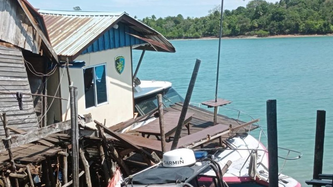 Kecelakaan laut di Telaga Punggur, Batam, Sabtu siang, melibatkan kapal tanker WM Natuna yang menabrak bangunan warga dan pos polisi; Ditpolairud Polda Kepri masih menyelidiki penyebabnya.