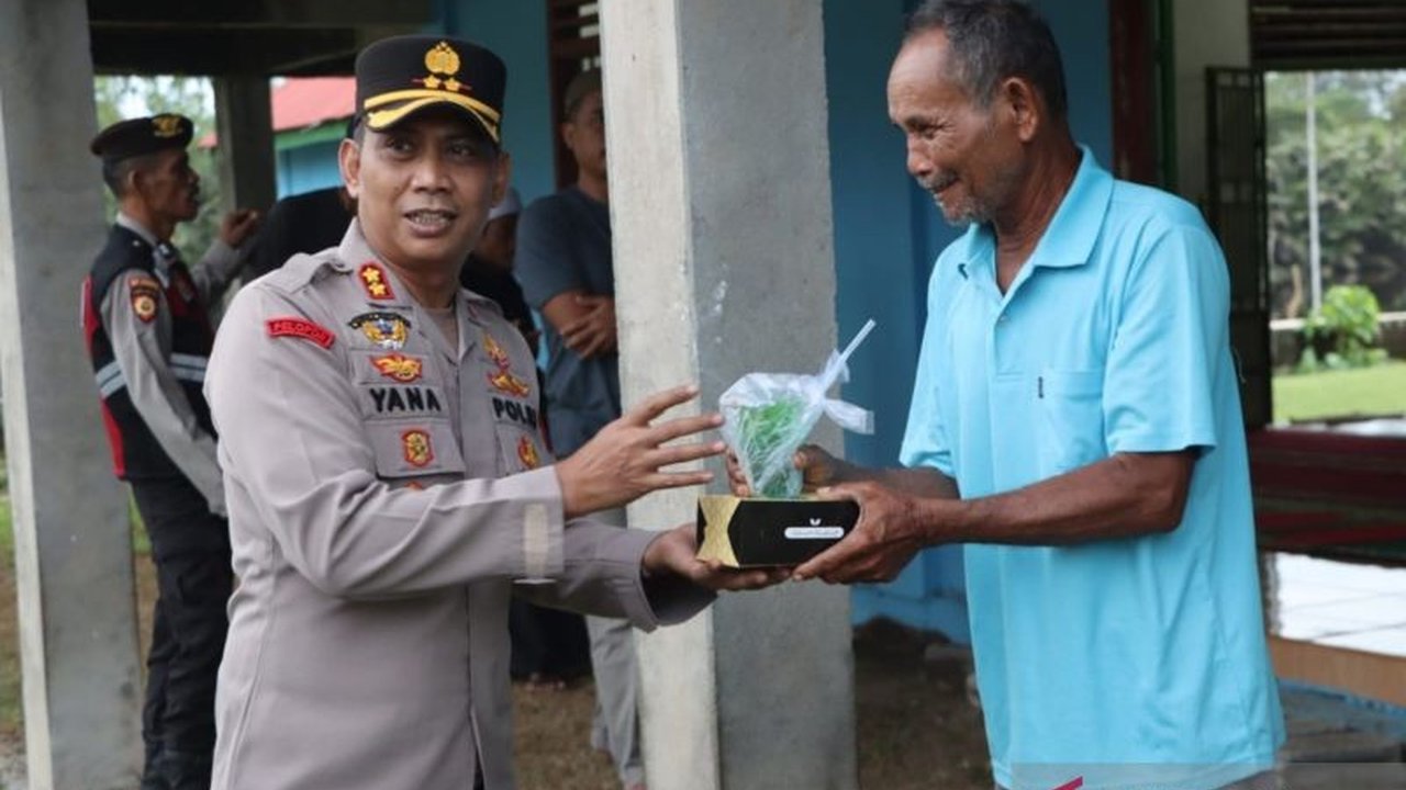 Kepolisian Resor Mukomuko, Bengkulu, berbagi kebaikan dengan membagikan takjil gratis selama tiga hari kepada pengendara dan nelayan, sebagai wujud kepedulian terhadap masyarakat.