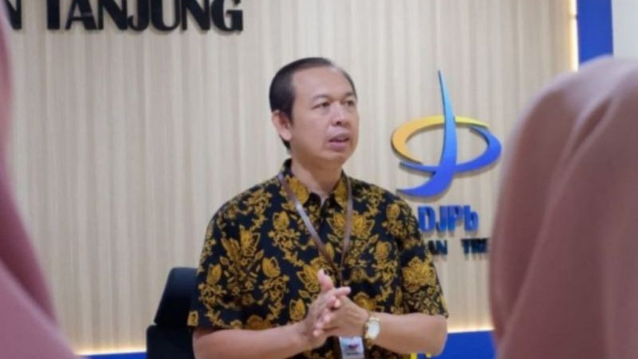 KPPN Tanjung menyalurkan Dana Alokasi Umum (DAU) 2025 sebesar Rp300,66 miliar untuk tiga kabupaten di Kalimantan Selatan: Tabalong, Hulu Sungai Utara, dan Balangan, guna mendukung pemerataan pembangunan dan layanan publik.