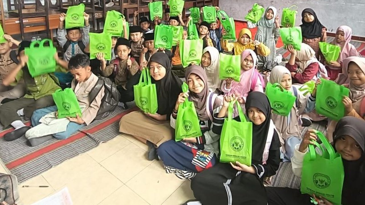 Program Makan Bergizi Gratis (MBG) Banyuwangi tetap berjalan selama Ramadhan dengan penyesuaian menu makanan kering untuk berbuka puasa bagi 5.642 siswa di 39 sekolah.
