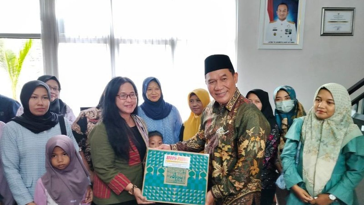 Anggota Komisi VII DPR RI Bambang Haryo Soekartono mengunjungi keluarga korban KRI Nanggala di Sidoarjo, Jawa Timur, meninjau fasilitas perumahan dan mendengarkan aspirasi para keluarga.